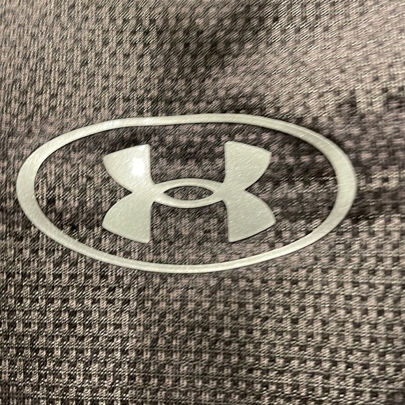 Women’s grayish-black under armor v neck - Picture 4 of 4